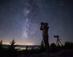 Mehr über den Artikel erfahren Astronomie als Hobby für die Frau – Sternenhimmel beobachten ohne teures Equipment